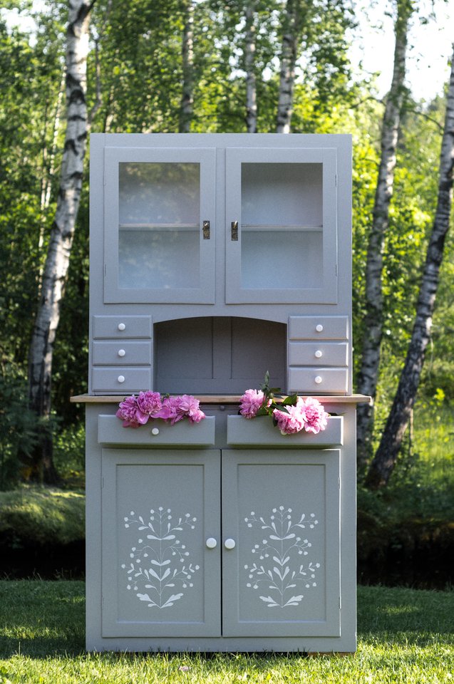 Dizainerė dalinasi patarimais, į ką svarbiausia atkreipti dėmesį atnaujinant senus baldus. Spalvos kodas K449