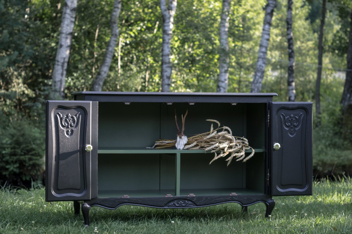 Dizainerė dalinasi patarimais, į ką svarbiausia atkreipti dėmesį atnaujinant senus baldus. Spalvų kodai - Y498, vidus N383