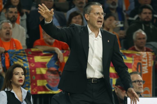 Eurolygos trenerio akibrokštas: spaudos konferencijoje po 3 sekundžių atsistojo ir išėjo