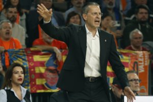 Eurolygos trenerio akibrokštas: spaudos konferencijoje po 3 sekundžių atsistojo ir išėjo