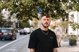 Komedijos žanrą atradęs grupės „8 kambarys“ narys Deividas Alejūnas: „Iš reklamos uždirbu daugiau nei iš muzikos“