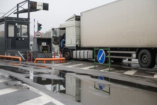 Premjerės patarėjas aiškina, kad Baltarusija privalo be papildomų sankcijų praleisti mūsų krovininį transportą