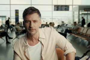 Atšaukti skrydžiai ir kontrabandiniai balionai: A. Chošnau „Oro uosto daina“ pataiko tiesiai į aktualijas