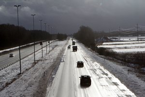 Pirmieji žiemos ženklai – čia pat: kelininkai vairuotojus perspėja dėl plikledžio