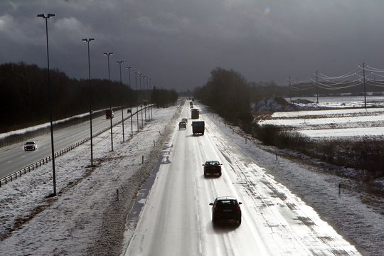 Pirmieji žiemos ženklai – čia pat: kelininkai vairuotojus perspėja dėl plikledžio