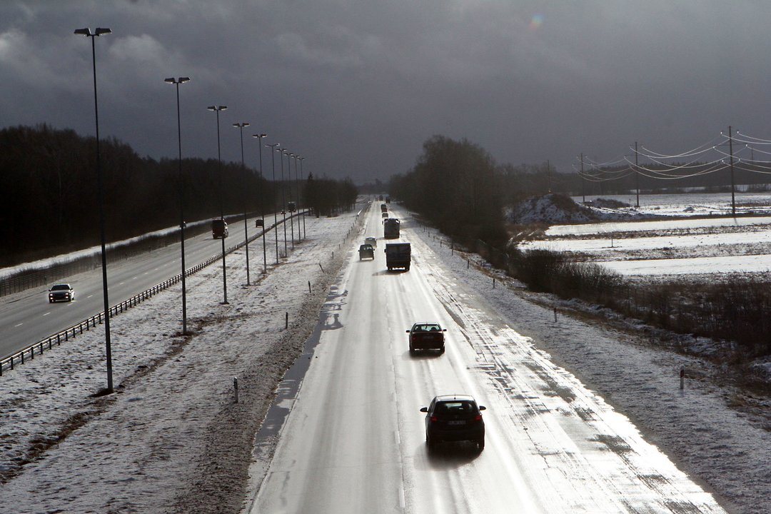 Pirmieji žiemos ženklai – čia pat: kelininkai vairuotojus perspėja dėl plikledžio