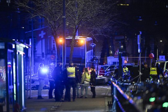 Žiauri avarija Stokholme: autobusas rėžėsi į stotelę