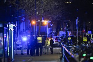 Žiauri avarija Stokholme: autobusas rėžėsi į stotelę