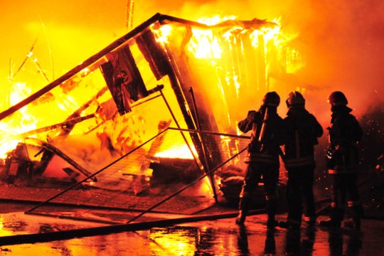 Didžiulis gaisras Kybartuose nusiaubė garažų masyvą – dalį turto spėta išgelbėti