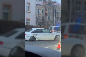 Vilniuje automobilis „Audi“ rėžėsi į Vokietijos ambasadą saugančius metalinius stulpelius