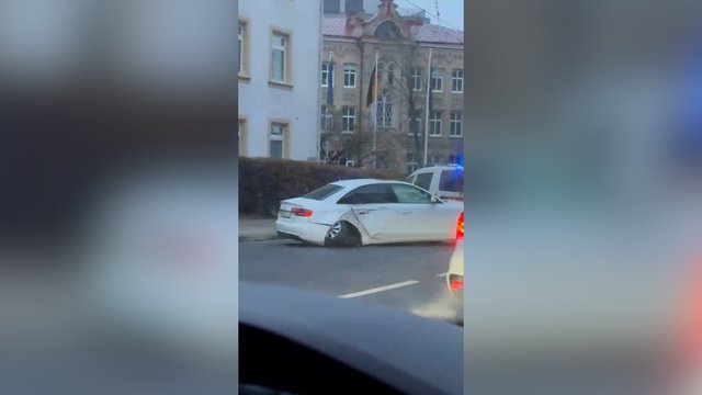 Vaizdai iš įvykio vietos: nesuvaldytas „Audi“ automobilis rėžėsi į Vokietijos ambasadą saugančius stulpelius