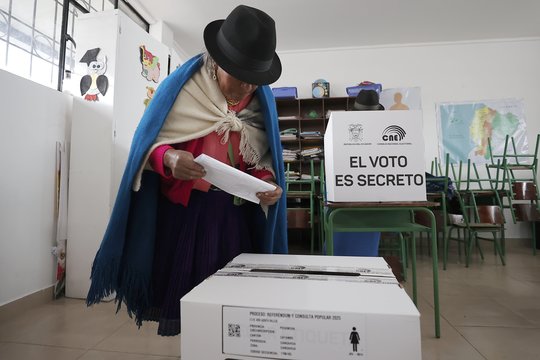 Ekvadore vyksta referendumas dėl užsienio karinių bazių steigimo kovai su narkotikais