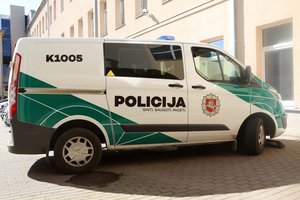 Uostamiestyje purškiamais dažais apgadinta namo siena