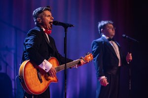 Naują kūrinį pristatantys D. Norvilas ir R. Karpis – apie pasirodymų užkulisius ir kritiką: „Pasakė tik mano mama“