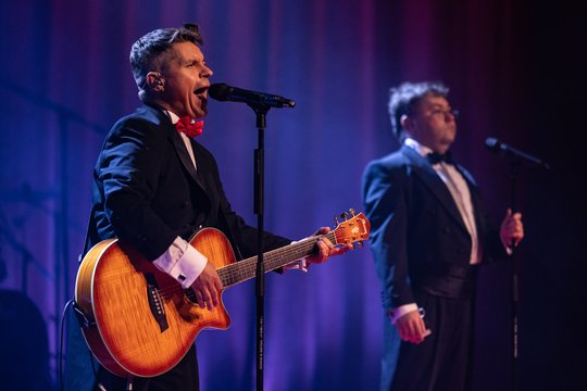 Naują kūrinį pristatantys D. Norvilas ir R. Karpis – apie pasirodymų užkulisius ir kritiką: „Pasakė tik mano mama“