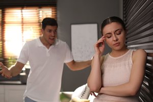 Darbo netekęs vyras pradėjo išsilieti ant žmonos – kantrybė ir pasiaukojimas nuvedė iki tragedijos