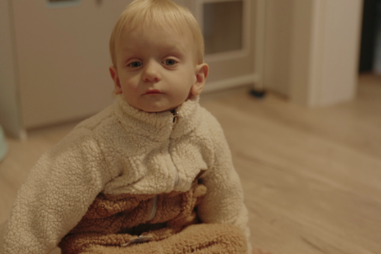 Globėjų šeimoje augančiam Timukui – ypatinga diagnozė: visų didžiausias noras – kad jis pradėtų valgyti ir augti