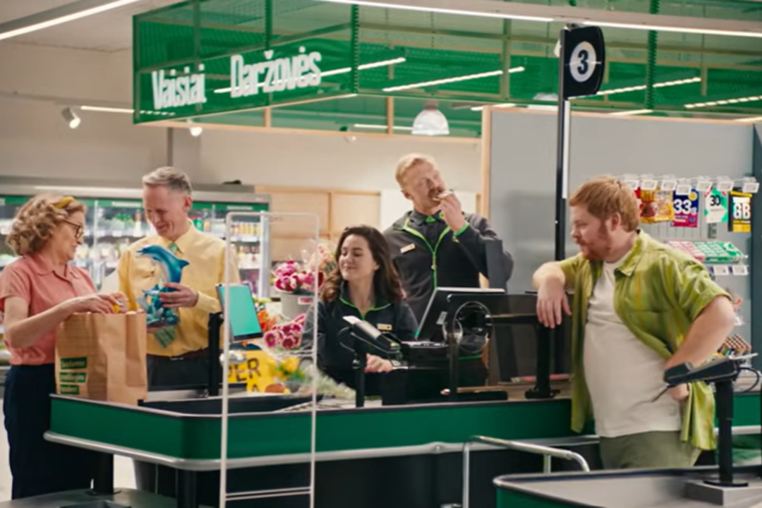 „Iki“ dovana „Parduotuvinio romano“ gerbėjams – kalėdinėje serijoje netikėtas V. Stakėno vaidmuo ir Adomui tekęs repo dvikovos su Remiu Retro iššūkis