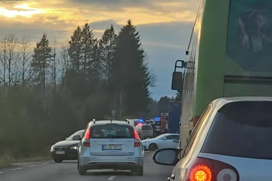 Greta Švenčionių apsivertė automobilis, medikų pagalbos prireikė dviem žmonėms