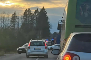 Greta Švenčionių apsivertė automobilis, medikų pagalbos prireikė dviem žmonėms