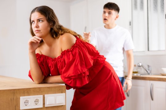 Už naują suknelę Lina liko vyro pažeminta: norėdama susitaikyti įklimpo dar giliau