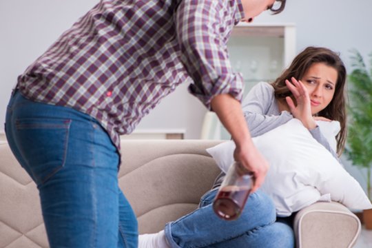 Nuolatinius vyro žeminimus kentusi Simona: „Vietoj pusės litro degtinės nupirkau penkis buteliukus po 100 gramų, ir prasidėjo“