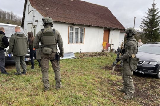 Nuotraukose – operacijos akimirkos: pareigūnai smogė kontrabandą oro balionais gabenantiems veikėjams