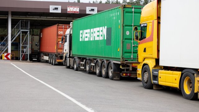 Lenkijai atidarius sieną su Baltarusija nusidriekė kelių parų eilė: pažvelgė, kaip gyvena įstrigę vairuotojai