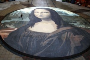 Tiktokeriai iš Belgijos šalia „Monos Lizos“ Luvre pakabino savo meno kūrinį