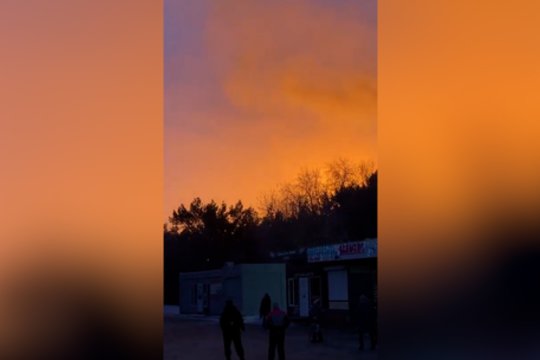Omsko priemiestyje – galingas sprogimas: užfiksavo didžiulį gaisrą