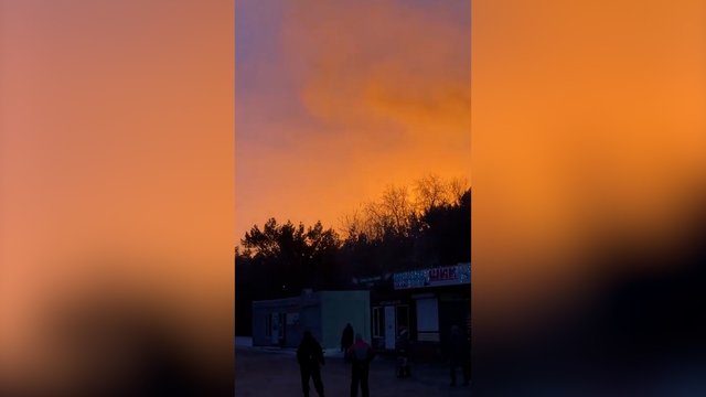 Omsko priemiestyje – galingas sprogimas: užfiksavo didžiulį gaisrą