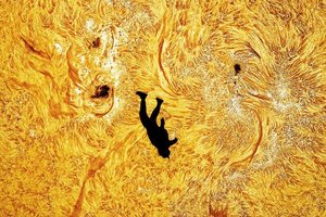 Sukūrė pribloškiančią nuotrauką: „žmogų, krentantį į Saulę“