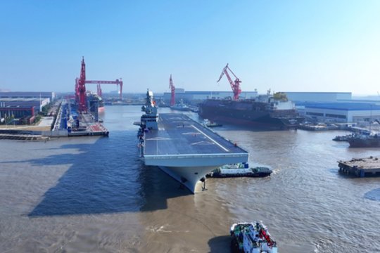 Kinija pradeda savo naujo jūrų milžino bandymus – bus amfibinis desantinis laivas su lėktuvnešio galimybėmis