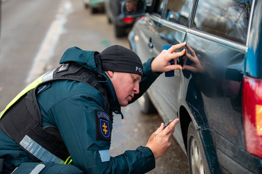 Į gatvę – plikomis padangomis: pasakė, kokia bauda už tai gresia vairuotojui