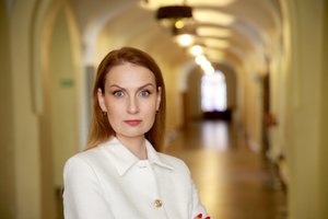 Nematyta Rimos Urbonaitės pusė: ką ji veikia, kai nemėto kritikos strėlių politikams ir kodėl neina į Seimą?