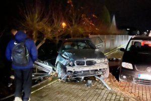 Kėdainiuose BMW rėžėsi į tvorą ir ją išvertė