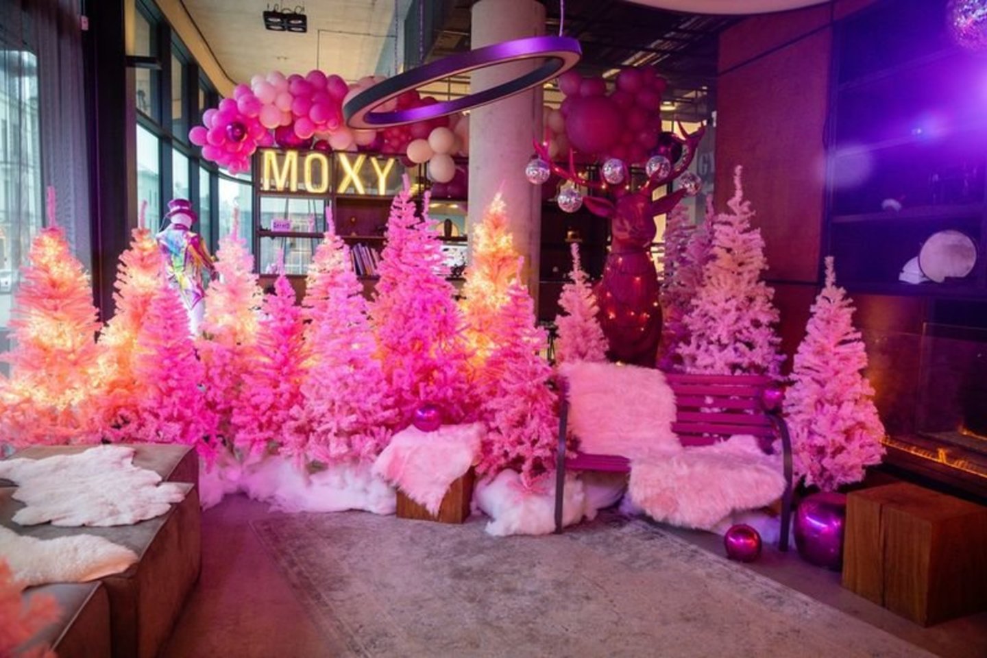 Šventinį laikotarpį viešbutis „Moxy“ pasitinka ryškiai, spalvingai ir be jokio kuklumo.
