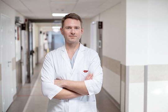 Urologas paneigė mitus apie apipjaustymą – po procedūros lytinis gyvenimas dažnai pagerėja