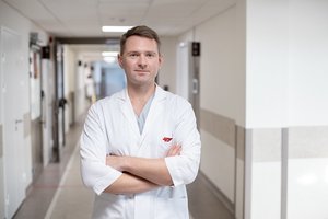 Urologas paneigė mitus apie apipjaustymą – po procedūros lytinis gyvenimas dažnai pagerėja