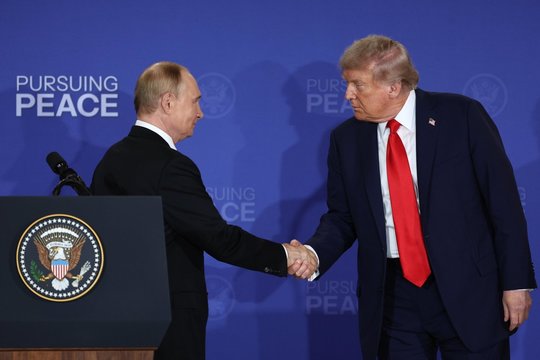 Tarp JAV ir Rusijos – slaptas planas dėl karo Ukrainoje užbaigimo: apima 28 punktus