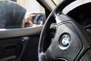 Kaip apsaugoti automobilio šoninius veidrodėlius nuo aprasojimo: žinomas „TikTok“ triukas