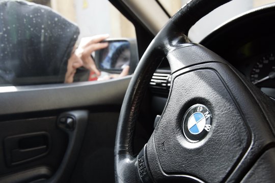 Kaip apsaugoti automobilio šoninius veidrodėlius nuo aprasojimo: žinomas „TikTok“ triukas