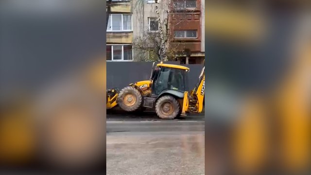 Neeilinė situacija: degalinėje riedėti pradėjęs autobusiukas trenkėsi į traktorių, šis – į elektros stulpą