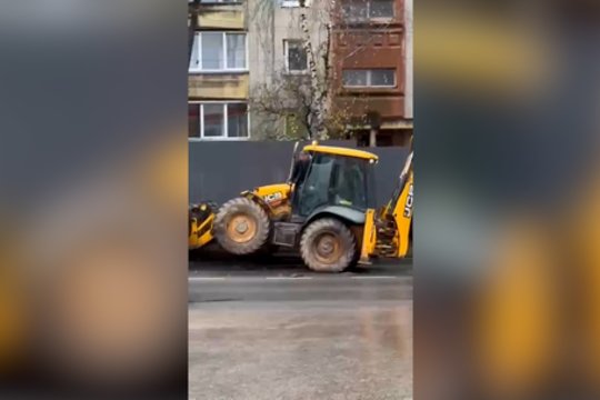 Neeilinė situacija: degalinėje riedėti pradėjęs autobusiukas trenkėsi į traktorių, šis – į elektros stulpą