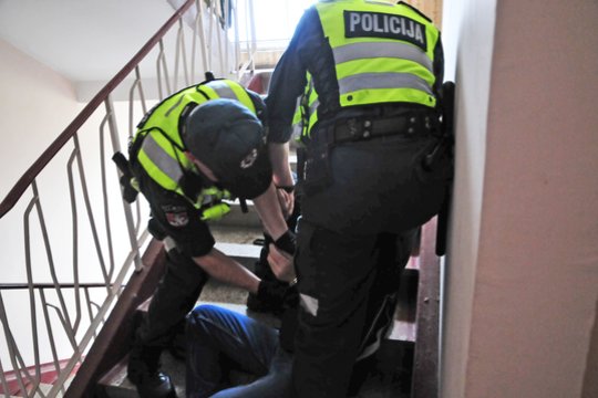 Teismo verdiktas: jam pasipriešinusio sulaikyto vyro sveikatą sunkiai sutrikdęs policininkas elgėsi teisėtai