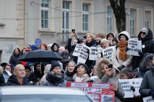 Mokytojai ir vėl sukilo: nušvilpė ant scenos užlipusią R. Popovienę