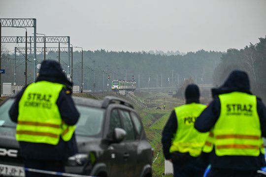 Lenkijoje sulaikyti pirmieji įtariamieji dėl išpuolio geležinkelio ruože