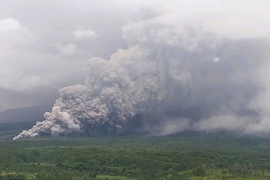 Netoli turistų rojumi vadinamos salos – 13 km pelenų stulpas: pavojaus lygis padidintas iki aukščiausio