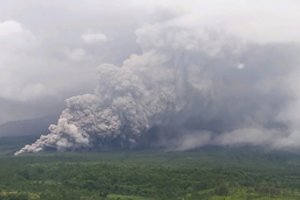 Netoli turistų rojumi vadinamos salos – 13 km pelenų stulpas: pavojaus lygis padidintas iki aukščiausio