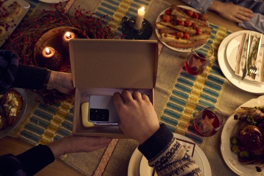 Kartu, bet atskirai: 40 proc. lietuvių siunčia žinutes kitam žmogui tame pačiame kambaryje